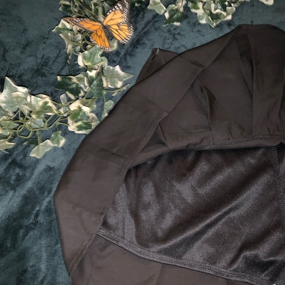 Black tennis skirt size medium never worn ! ✨✨ - Picture 3 of 3